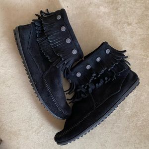 Minnetonka black Fringe Suede moccasin booties. Women’s size 11.